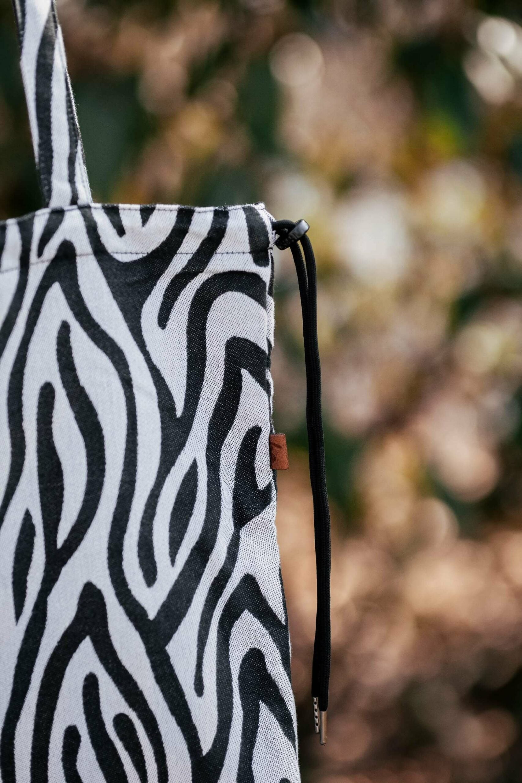 taska-be-lenka-zebra-black-white-19231-size-large-v-1